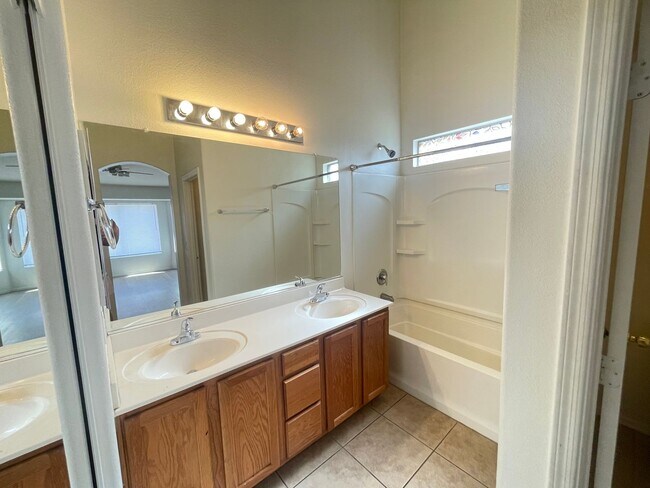 Building Photo - Fresh paint 3 Bedroom, 2 baths very low maintenance home