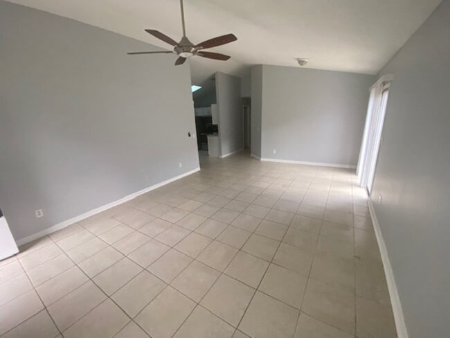 Building Photo - 2591 Malibu Cir