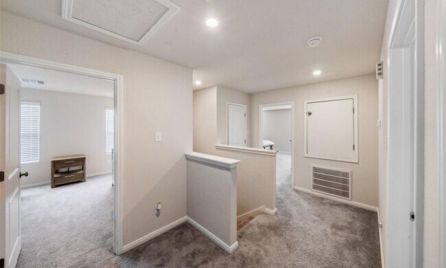 Building Photo - 2224 Cedar Vly Dr