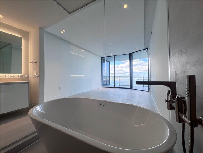 Building Photo - 700 NE 24th St