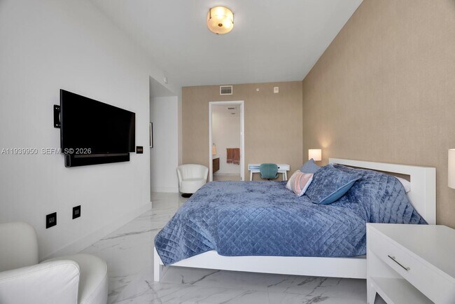 Building Photo - 301 Altara Ave