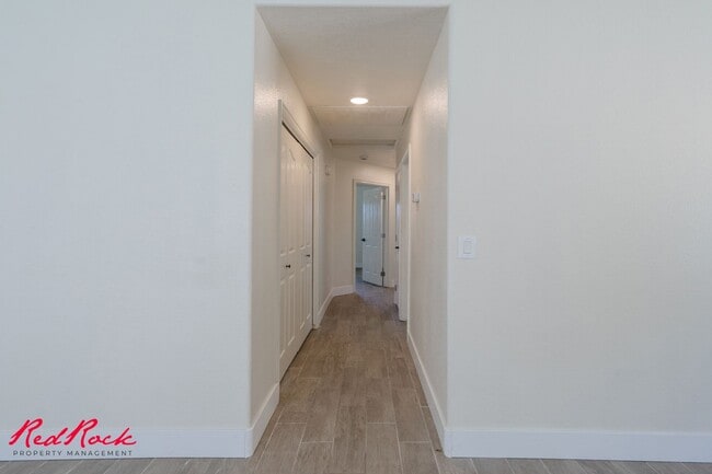 Building Photo - Pet Friendly! 3 Bedroom Single-Level Condo...