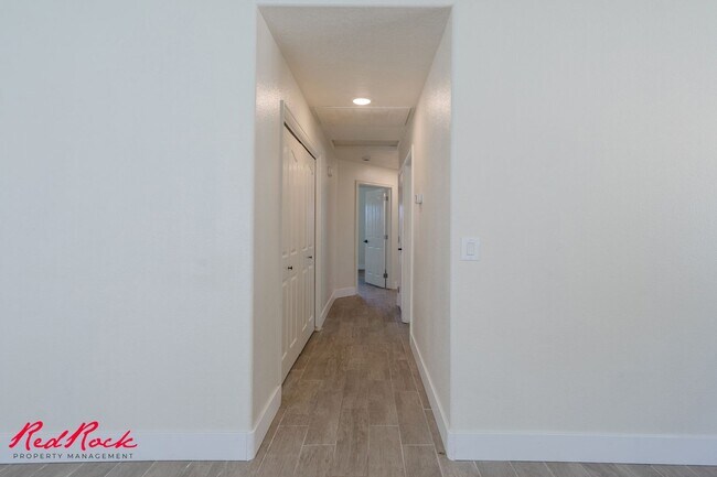 Building Photo - Small Dog Friendly! 3 Bedroom Single-Level...
