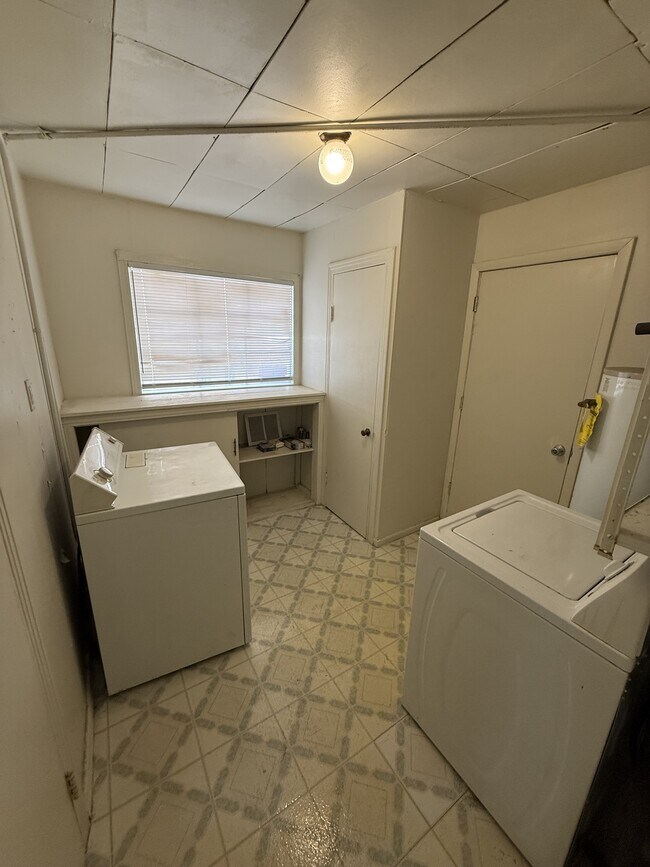 Building Photo - 1612 Hendola Dr NE