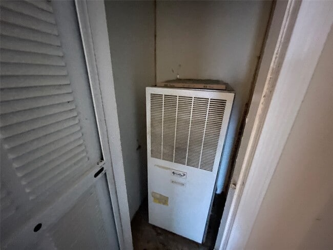 Building Photo - 16658 Meadowcroft St