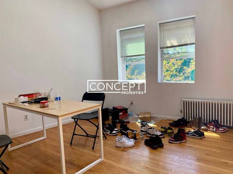 Building Photo - 10 Shepard St