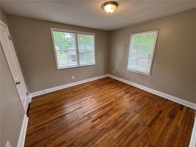 Building Photo - 900 Courtney St