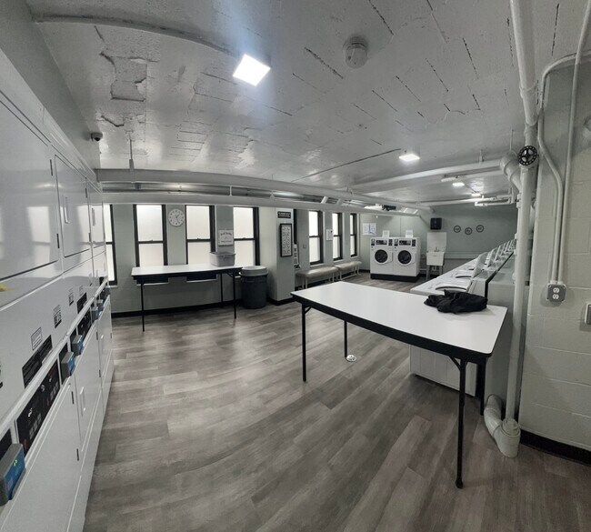 Building Photo - 3410 N Lake Shore Dr