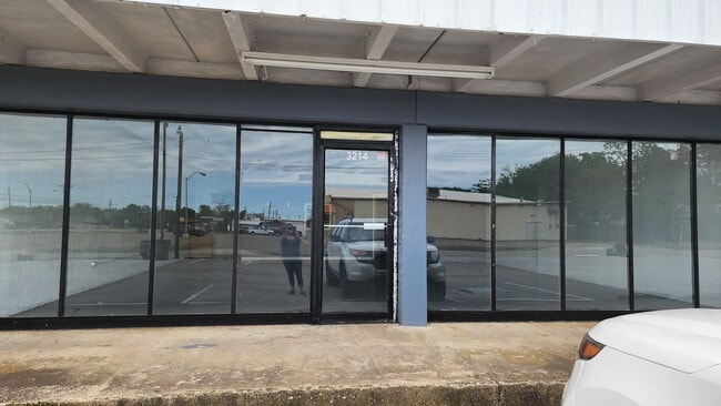 Building Photo - 3214 Ferndale Dr