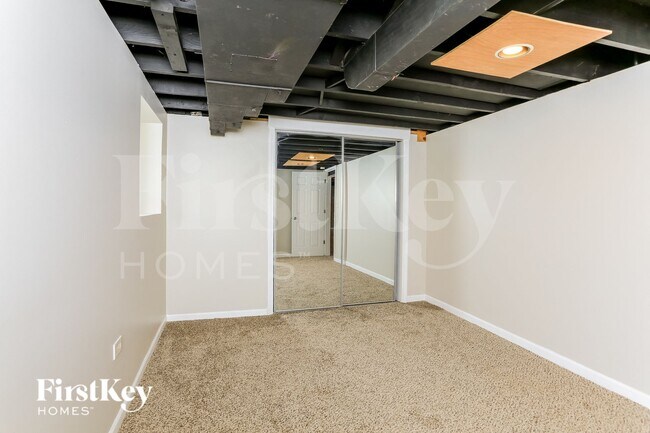 Building Photo - 8106 S Maplewood Ave