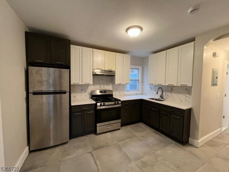 Building Photo - 44 Clifford St