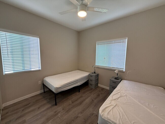 Building Photo - 5223-5225 E Falls View Dr