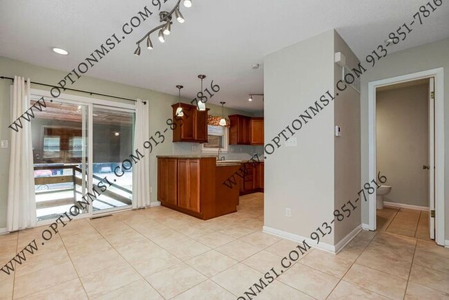 Building Photo - Spacious Townhome!