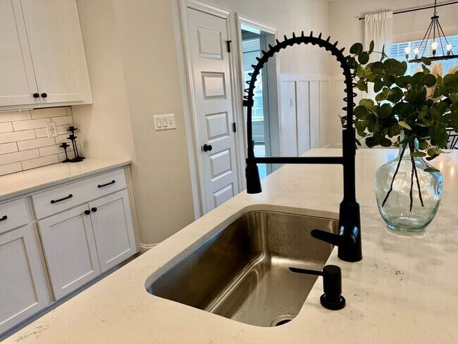 Building Photo - Pre-lease today for a late May move in