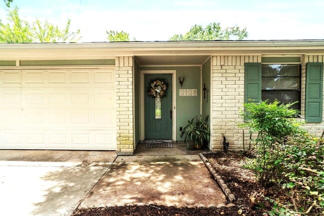Building Photo - 2126 Turtle Creek Dr