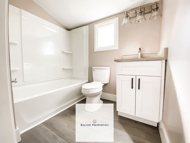 Building Photo - Charming Cottage Living in the Heart of Clinton