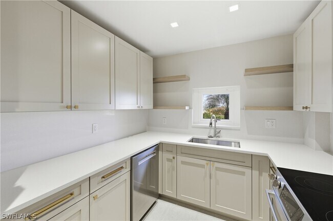 Building Photo - 3115 Gulf Shore Blvd N