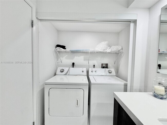 Building Photo - 3600 Mystic Pointe Dr