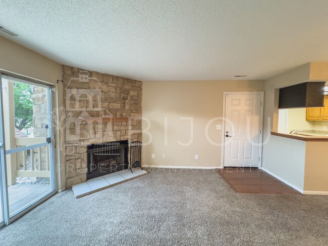 Building Photo - Beautiful 2 Bed, 2 Bath