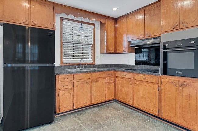 Building Photo - Bordeaux 3 BR 1 Bath home, covered parking, basement, renovated kitchen.