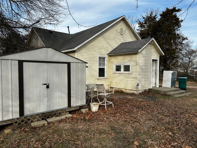 Building Photo - 2 Bedroom 1 Bath home available now for mo...