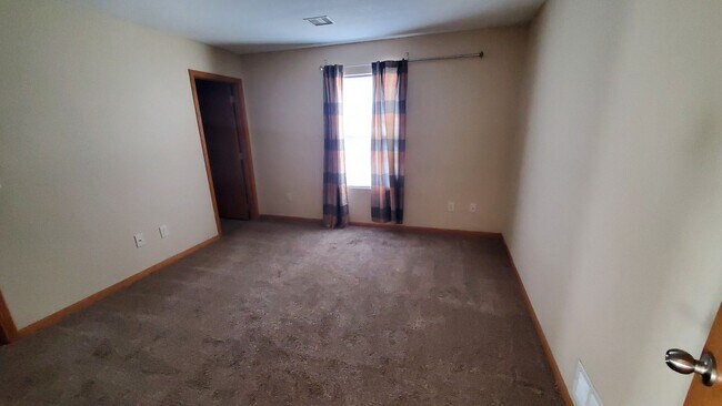 Building Photo - 1622 Clover Dr