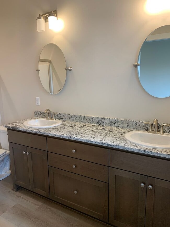 Building Photo - 3 Bedroom 2 Bath Single Family home with L...