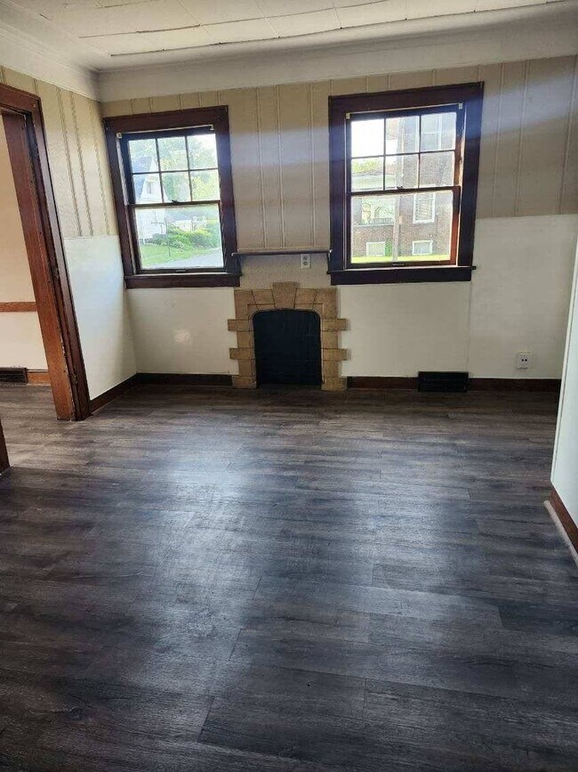 Building Photo - 804 Main Ave W