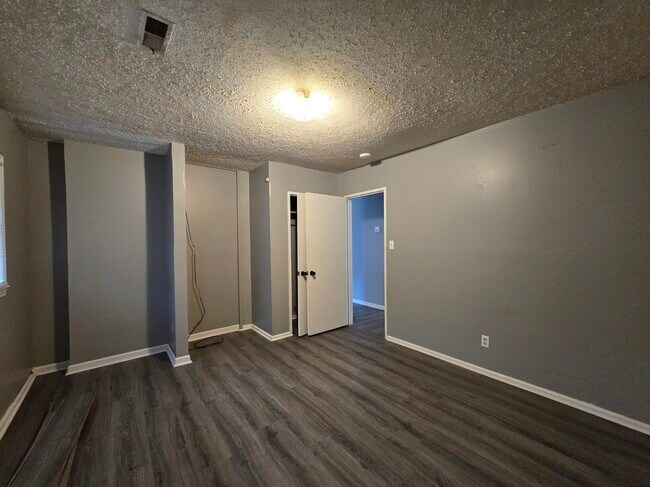 Building Photo - 776 Kenyon Ave
