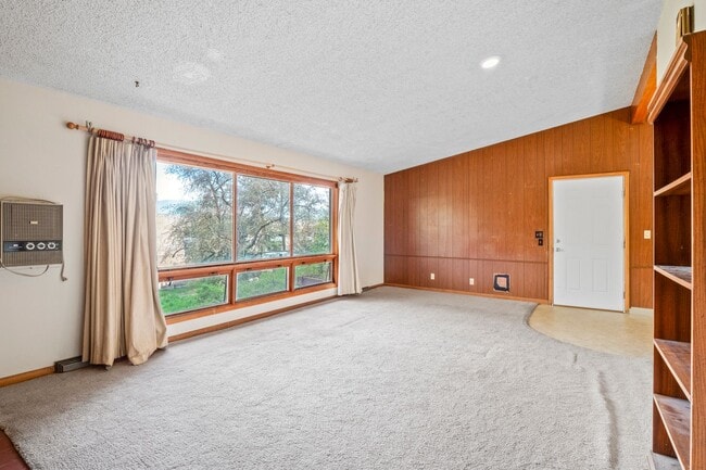 Building Photo - 4+ bed 2 bath available center of campus v...