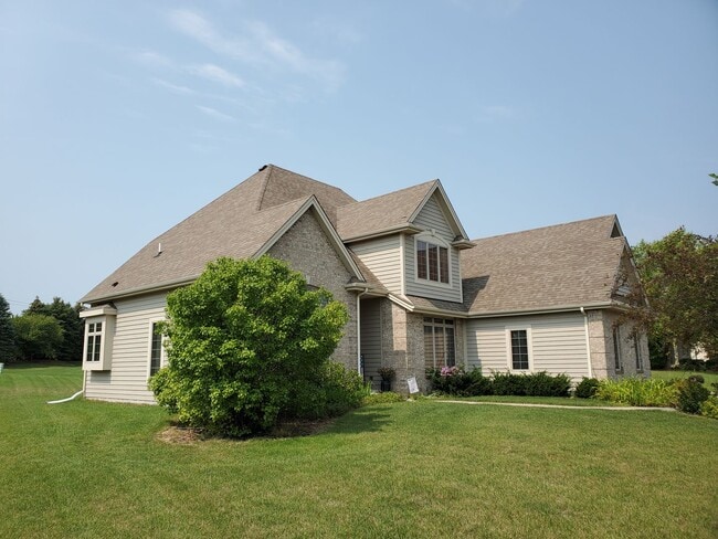 Building Photo - Menomonee Falls 4 bedroom