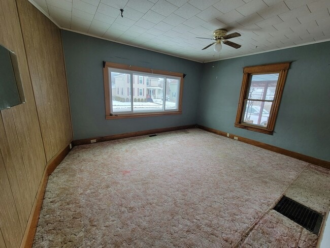 Building Photo - 45 Maple St