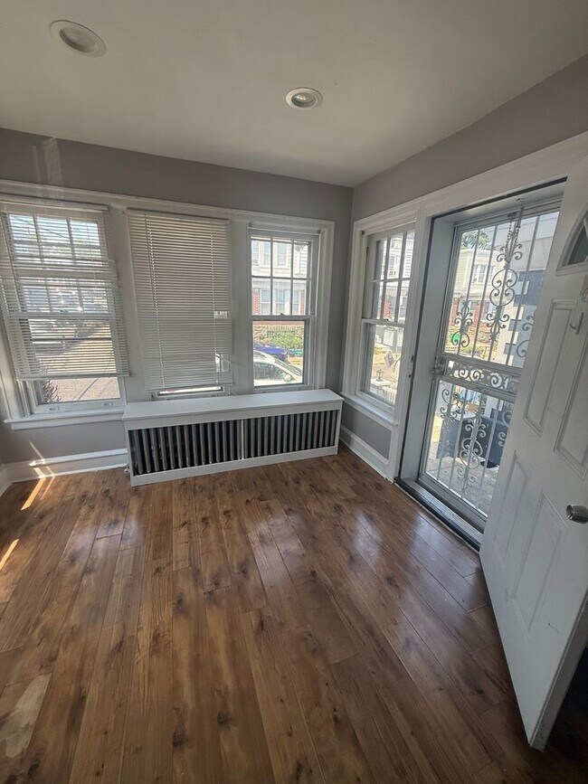 Building Photo - 270 Rosemar St