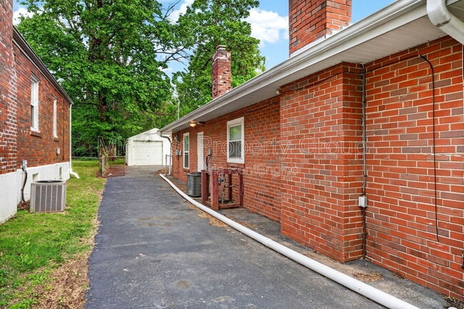 Building Photo - 2352 Rockdale Ave