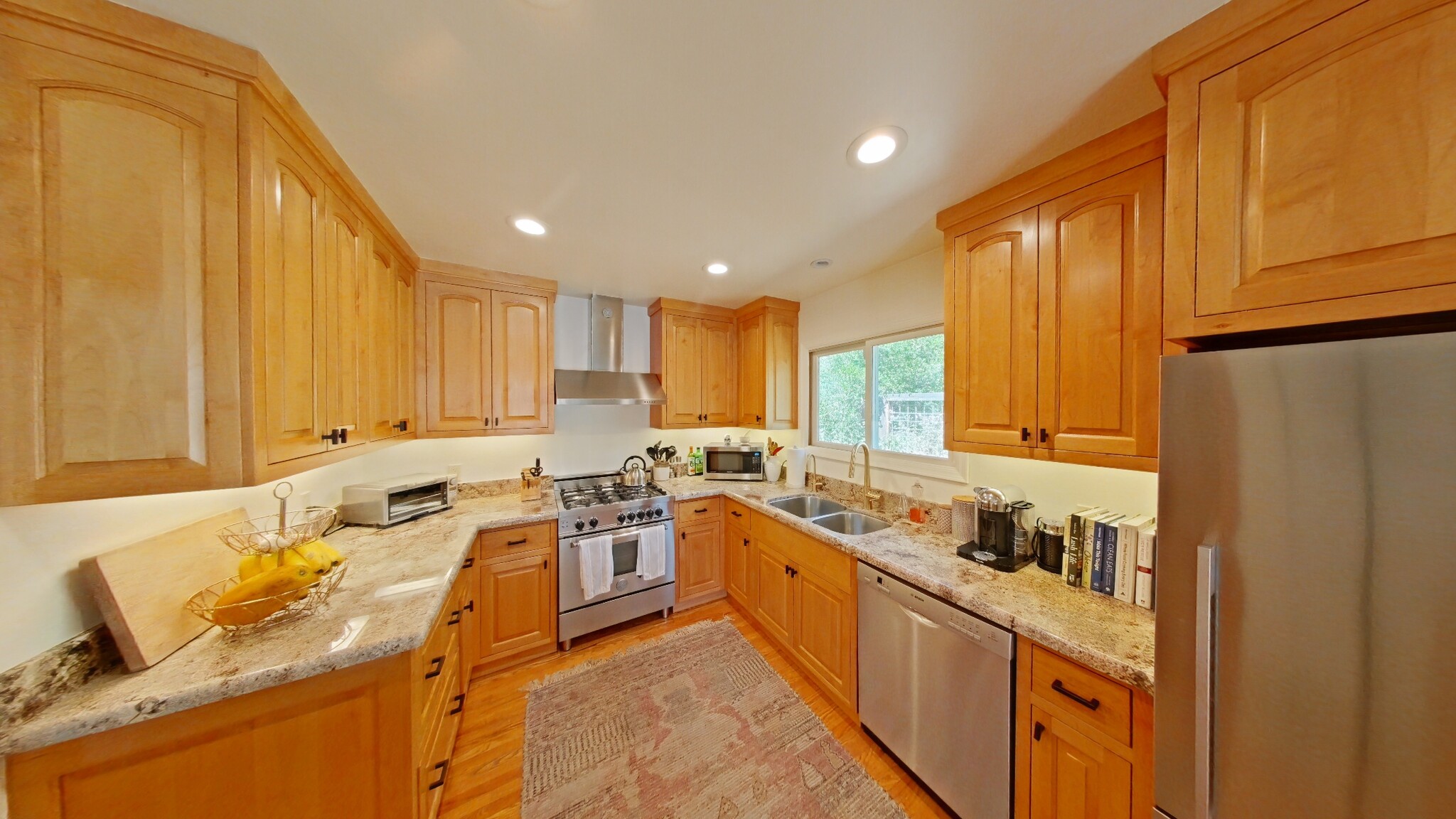Kitchen with high end appliances - 1720 1/2 Calle Poniente