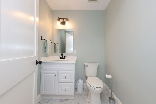 Building Photo - Newly Renovated Winter Rental on a Private...
