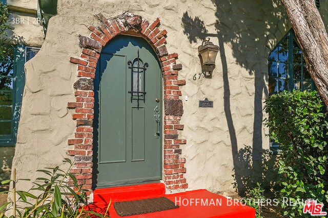 Building Photo - 302 N Mansfield Ave