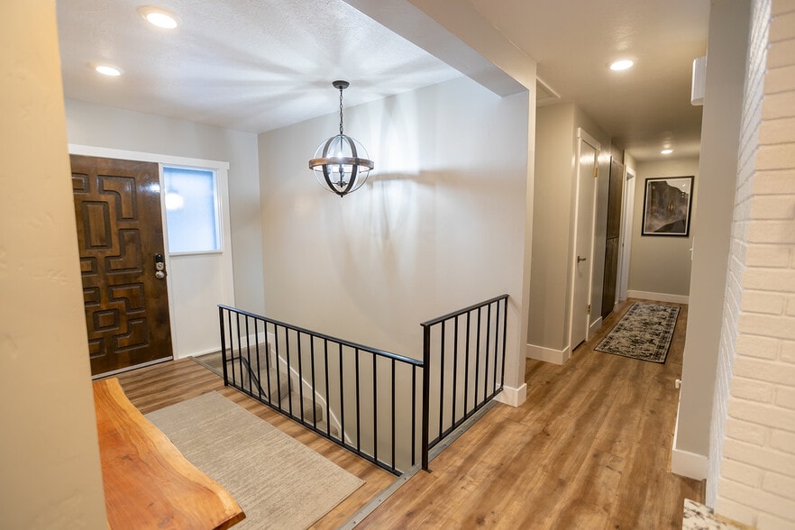 Building Photo - 894 E 840 N