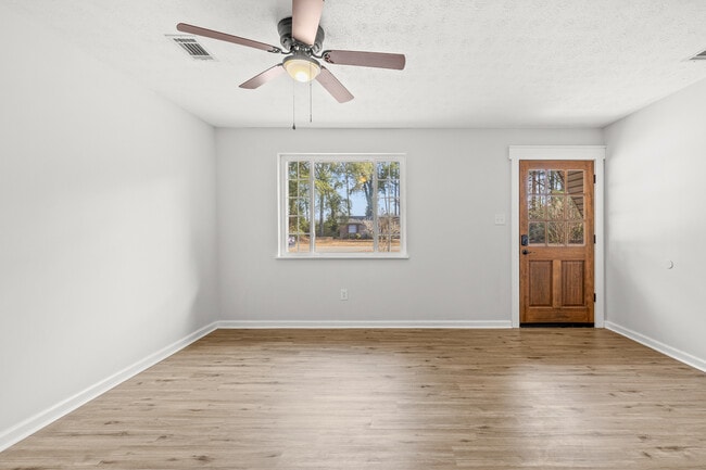 Building Photo - 351 Queens Way