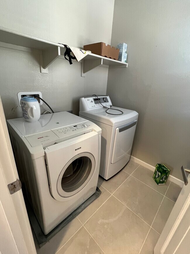 Building Photo - 215 Burbank St