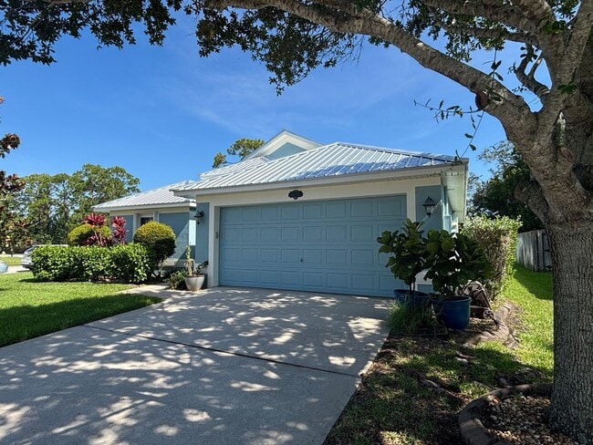 Building Photo - 4 BR 2 BA Annual Rental in Gated community...