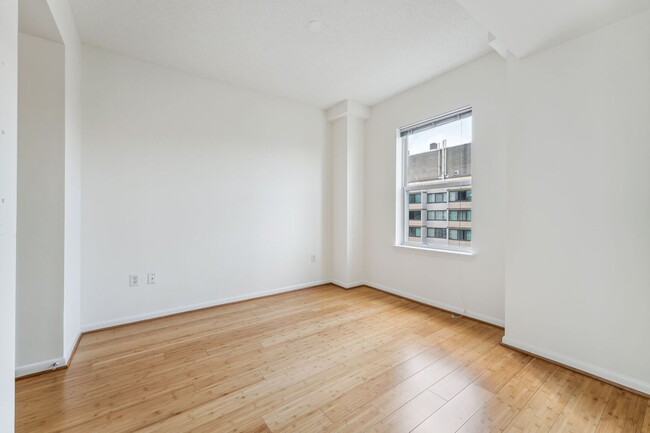 Building Photo - One Month Free for Lease Start by 12/31! A...