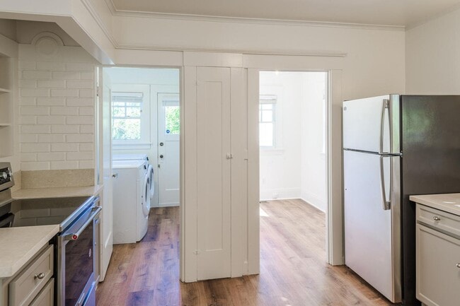 Building Photo - Charming Burlingame Home, 2 Bedroom / 1 Ba...