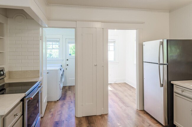 Building Photo - Charming Burlingame Home, 2 Bedroom / 1.5 ...