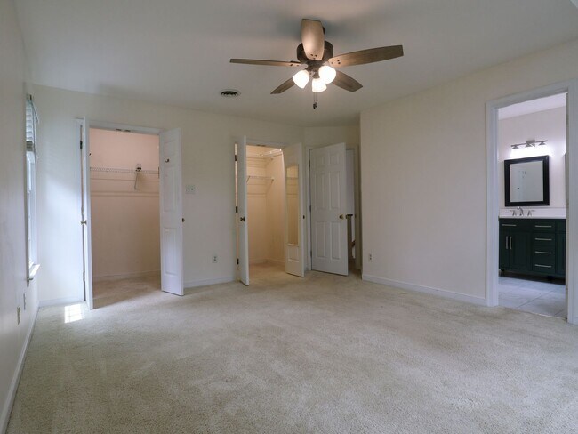 Building Photo - Spacious 4-Bedroom with Fenced Yard, Deck,...