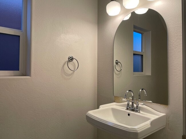 Building Photo - Beautiful 3 Bed, 2.5 Bath Home for Rent – Bright & Spacious in a Great Neighborhood