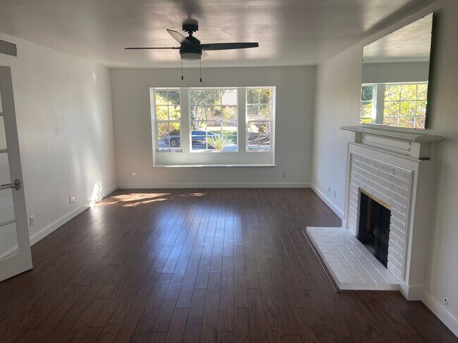Building Photo - Beautiful, Updated 3 Bed/2 Bath in Highly Desired San Carlos!