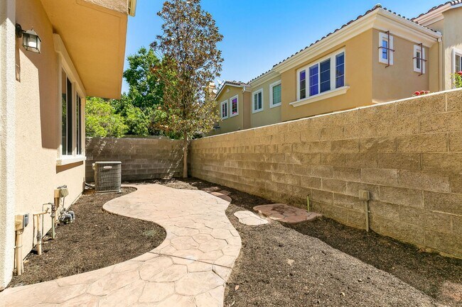 Building Photo - Paseo del Sol Charmer with Private Yard and Community Pool