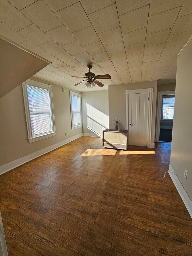 Building Photo - 495 Rimmon St