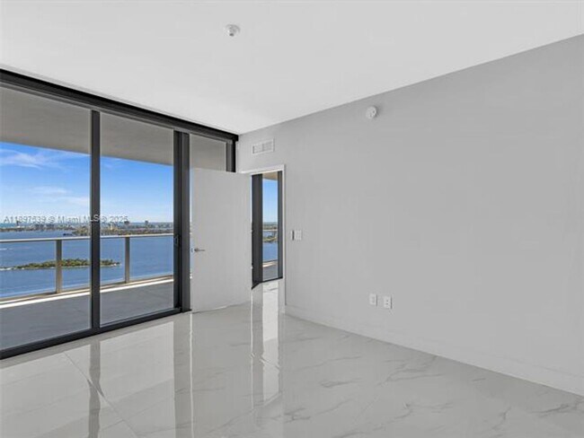 Building Photo - 700 NE 24th St